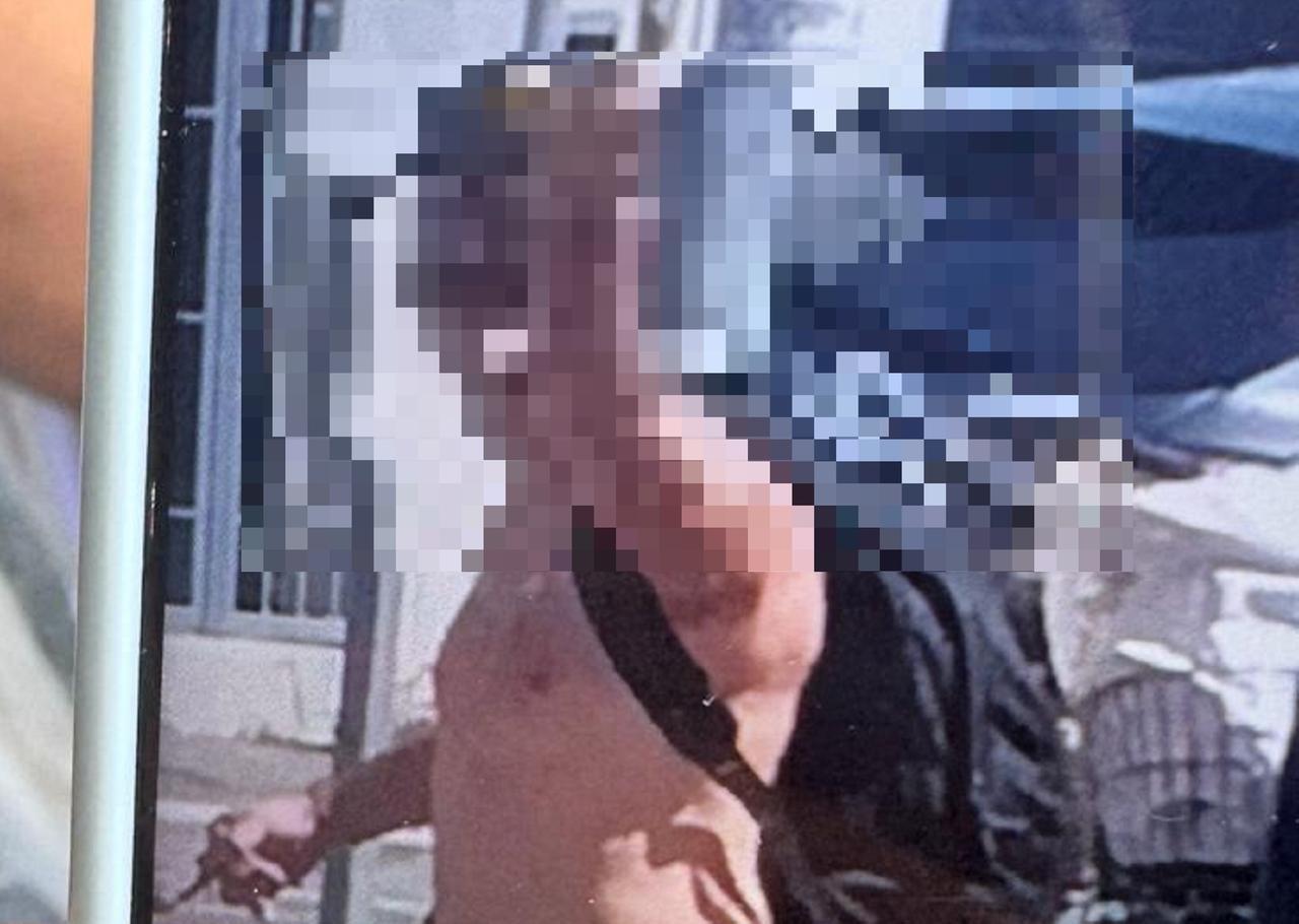 Il presunto aggressore fotografato dai passanti 