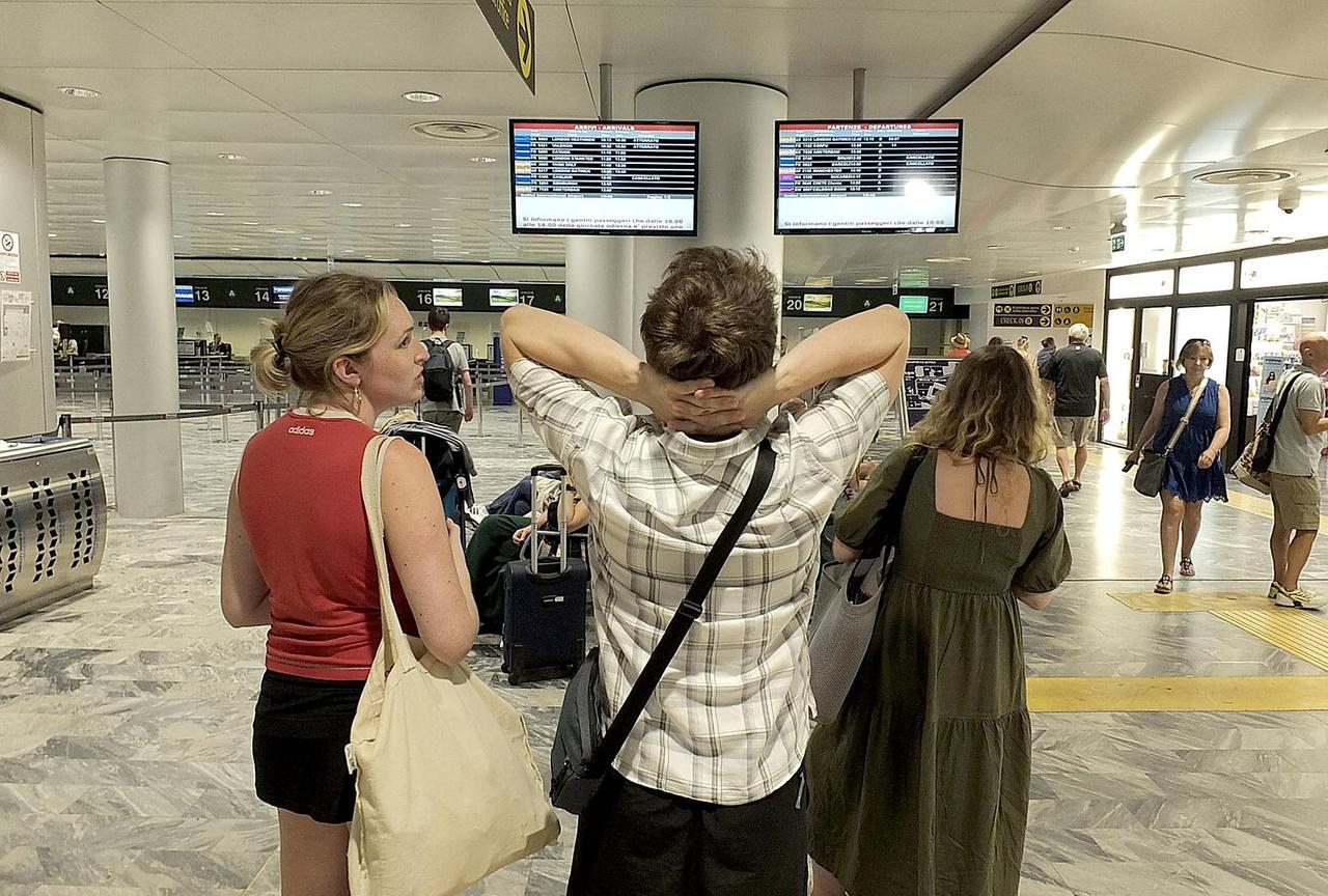 Maxi sciopero degli aerei il 10 luglio, voli a rischio in tutta Italia: gli orari e i consigli