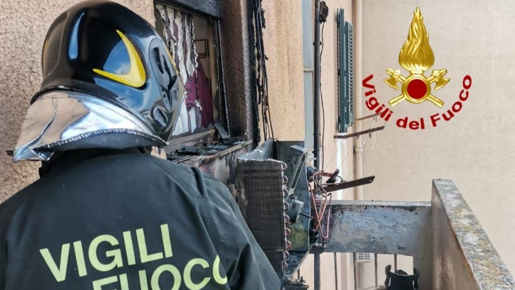 A fuoco il condizionatore acceso da ore, paura in un appartamento