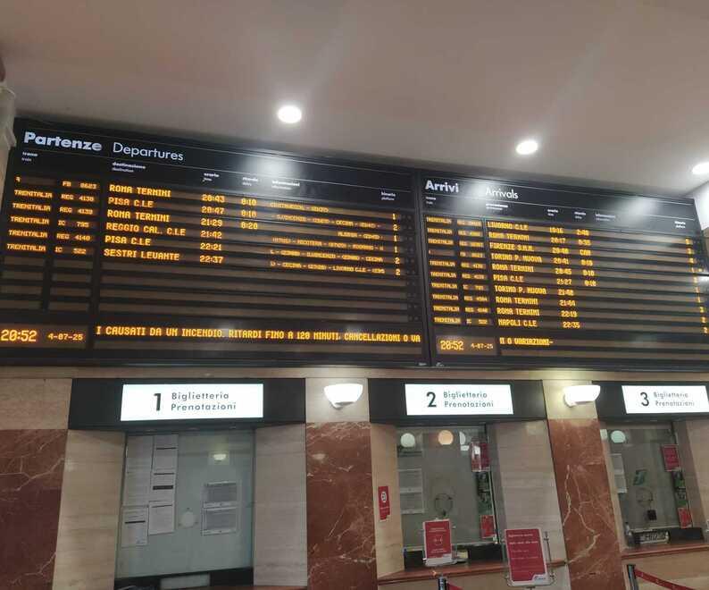 Grosseto, fiamme vicino ai binari: centinaia bloccati in stazione<br>
