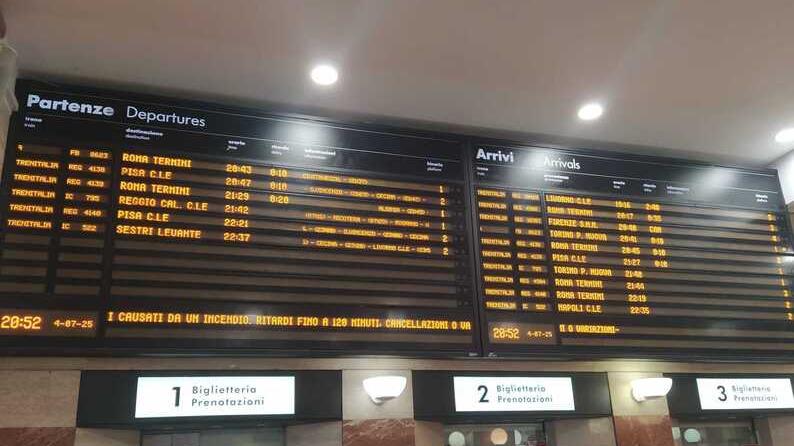 Grosseto, fiamme vicino ai binari: centinaia bloccati in stazione<br>