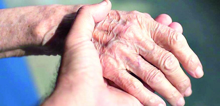 Dopo il funerale della nonna si scatena una violenta lite: nipote accusata di lesioni