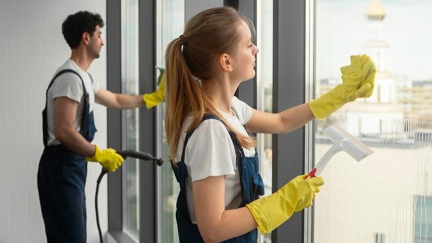 «Con il caldo costretti a lavorare con abiti pesanti. E si beve solo nelle pause»: la denuncia-choc