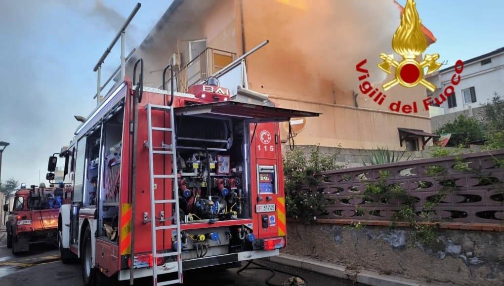 La casa va a fuoco, padre e figlio salvati dalle fiamme