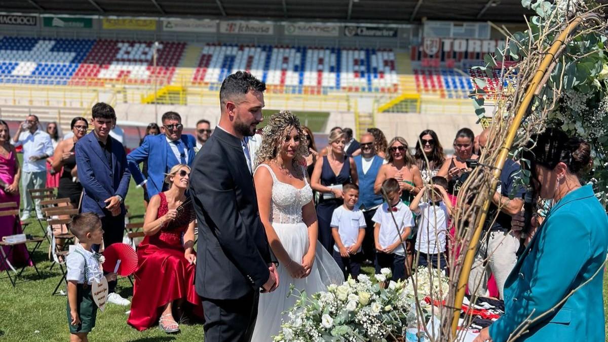 L’amore scoppia in curva: si sposano nello stadio della Torres