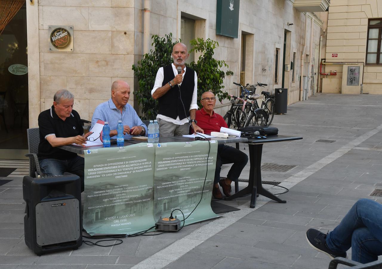 In piazza per riavere la reggia: «Violato lo statuto speciale della Sardegna»
