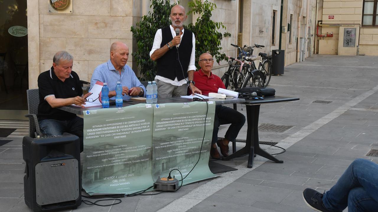 In piazza per riavere la reggia: «Violato lo statuto speciale della Sardegna»