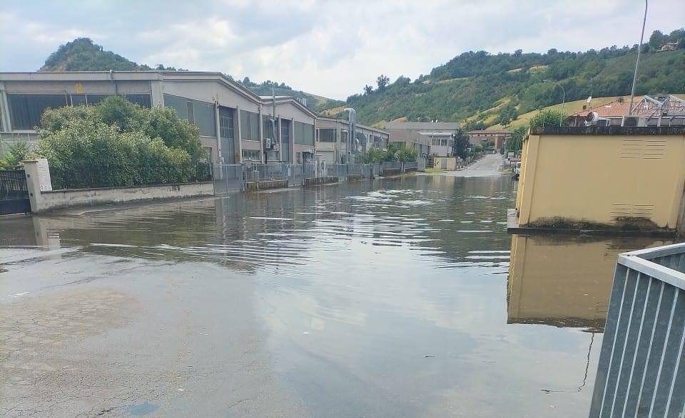 Torna il maltempo nel Modenese: torrente esondato a Savignano, disagi e allagamenti a Marano