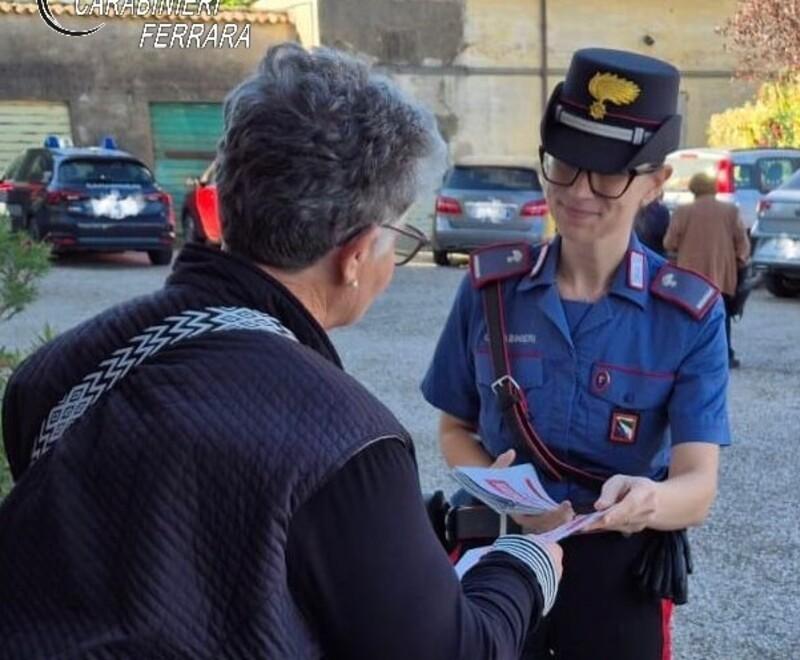 Massa Fiscaglia, lo abbracciano per strada e gli rubano fede e catenina