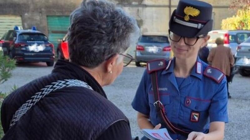 Massa Fiscaglia, lo abbracciano per strada e gli rubano fede e catenina
