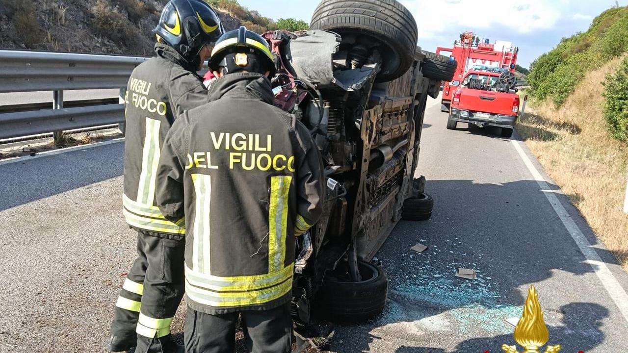 Scontro tra auto sulla statale 131 dcn: due feriti in ospedale