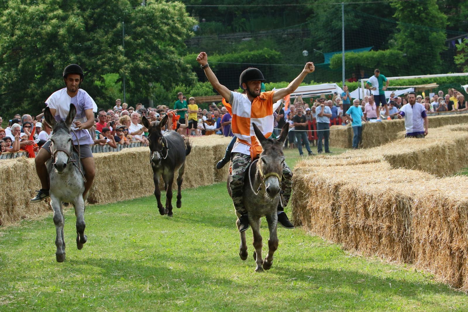 Montecreto e l'Appennino modenese in festa: è la domenica del Palio degli asini