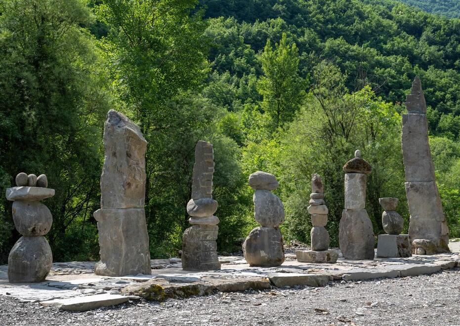 Fanano celebra la Land Art: così il torrente Leo e le pietre diventano scultura