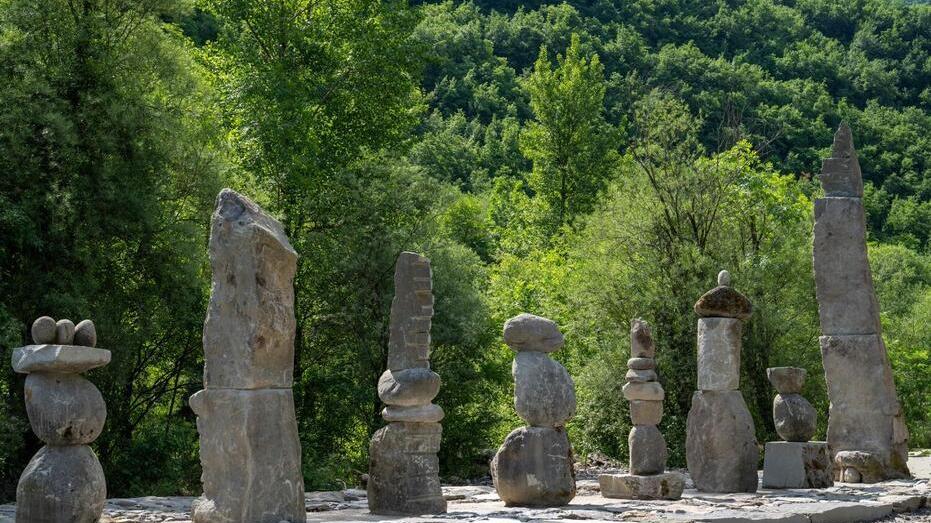 Fanano celebra la Land Art: così il torrente Leo e le pietre diventano scultura