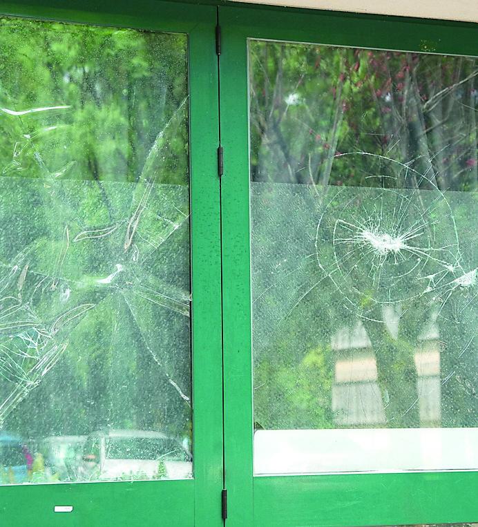 Bivaccano nella distesa esterna del Caffè Noce Nero, poi scoppia la rissa: bottigliata in testa a un poliziotto