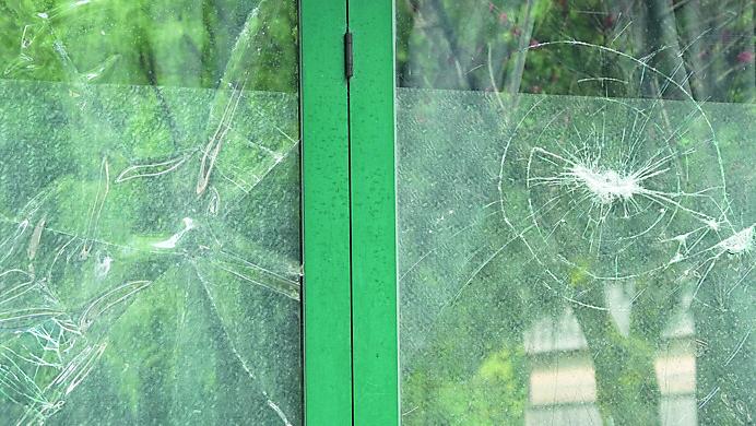 Bivaccano nella distesa esterna del Caffè Noce Nero, poi scoppia la rissa: bottigliata in testa a un poliziotto