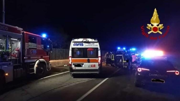 Perde il controllo del furgone e sbatte contro il guardrail: autotrasportatore muore sul colpo