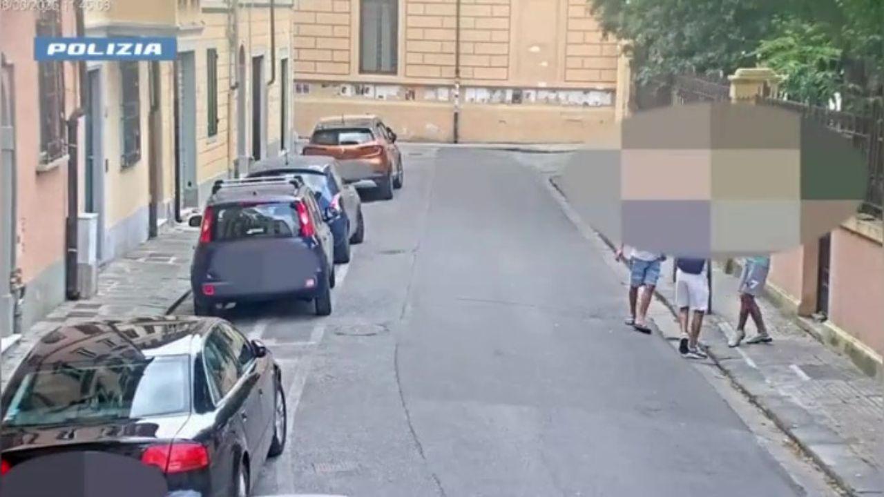 Un’immagine di una delle aggressioni presa da una telecamera di sorveglianza