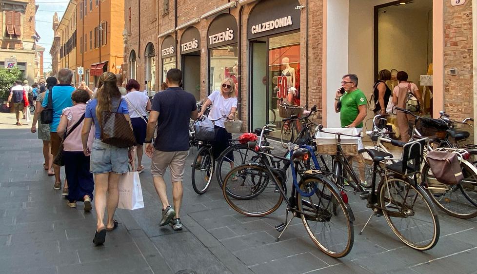 Saldi a Ferrara, commercianti fiduciosi: «I clienti arrivano già preparati»