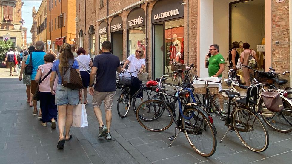 Saldi a Ferrara, commercianti fiduciosi: «I clienti arrivano già preparati»