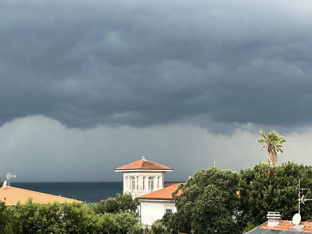 
	Il cielo a Livorno nella mattina di oggi (foto Stick)

