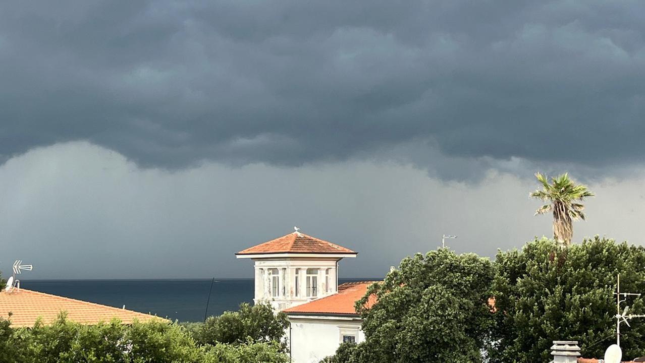 Il cielo a Livorno nella mattina di oggi (foto Stick)