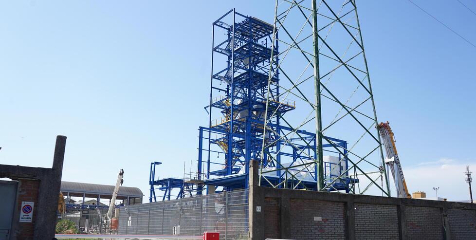 Livorno, ecco la torre di Solvay che produrrà silice green