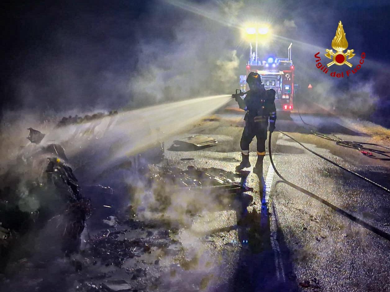 Auto prende fuoco mentre è in marcia sulla provinciale 3