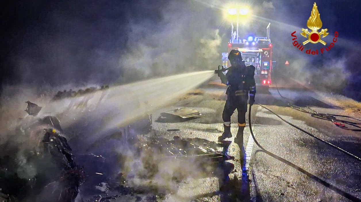 Auto prende fuoco mentre è in marcia sulla provinciale 3