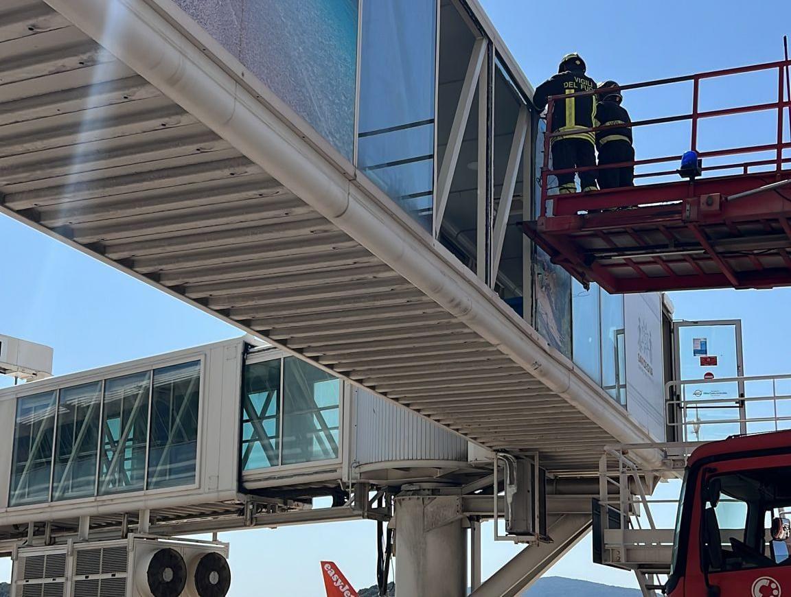 Manovra sbagliata in aeroporto a Olbia: la scala finisce contro il finger