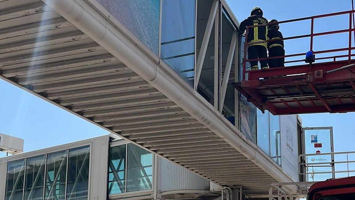 Manovra sbagliata in aeroporto a Olbia: la scala finisce contro il finger