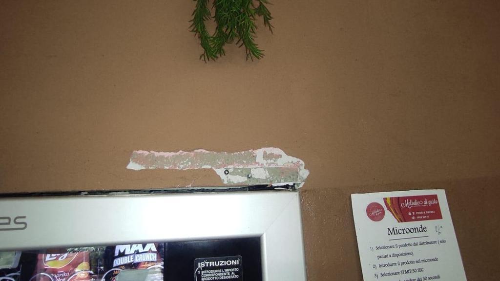 Vandali in azione all’alba a Bosa: Melodie di Gusto nel mirino del raid