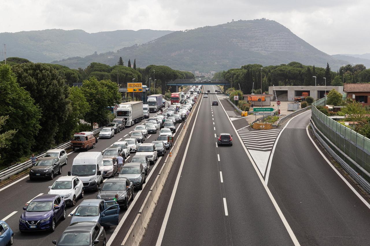 L’allarme alla polizia stradale di Montecatini: «Sotto organico di 11 agenti»