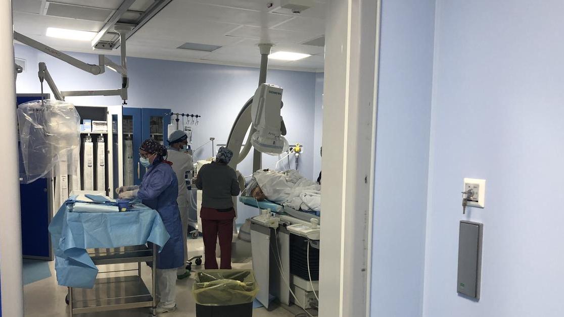 Olbia, ha un infarto ma l’emodinamica è chiusa: salvo dopo la corsa in elicottero