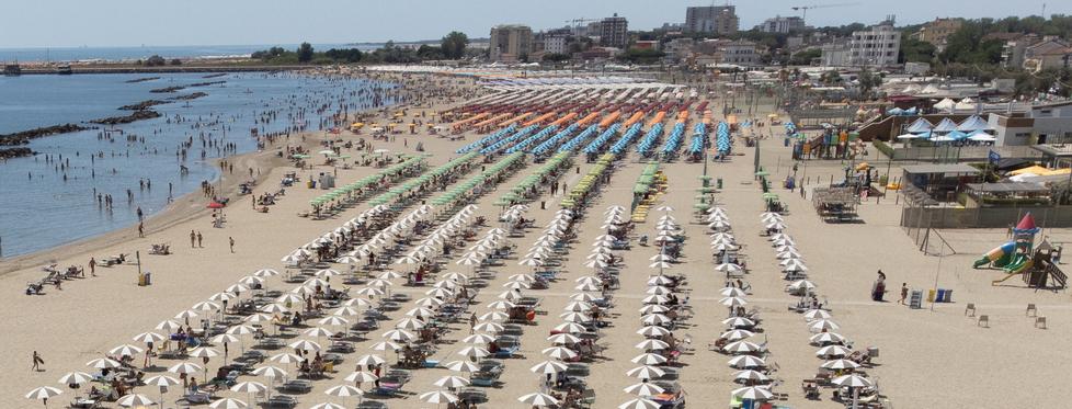 Lido Estensi, in 50 a sballarsi in spiaggia. Alcolici, cibo e vandalismi<br type="_moz" />
