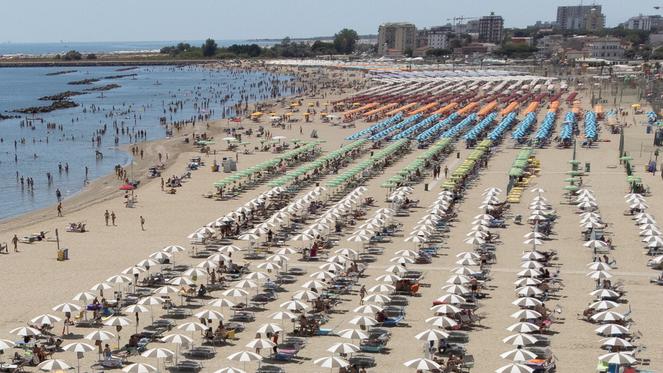 Lido Estensi, in 50 a sballarsi in spiaggia. Alcolici, cibo e vandalismi<br type="_moz" />