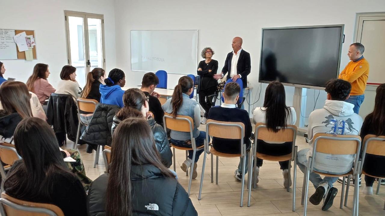 
	Un recente incontro tra Rino Piccinnu e gli studenti del Mossa

