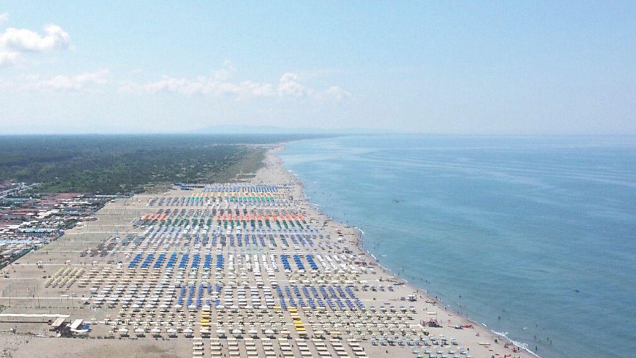 Una veduta degli stabilimenti a Viareggio