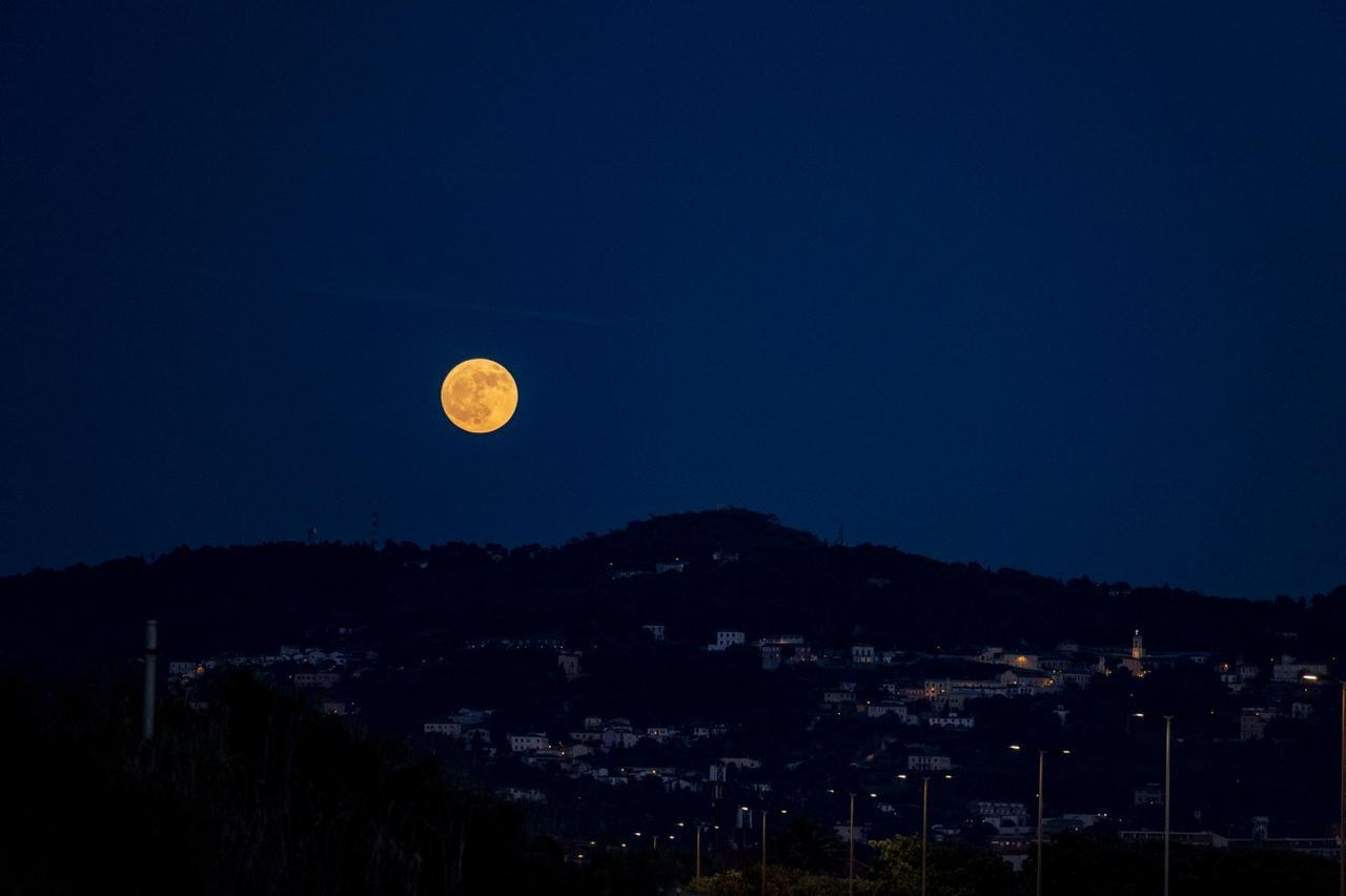 Livorno guarda che luna. Clic da Montenero. Grazie a Emanuele Del Corso