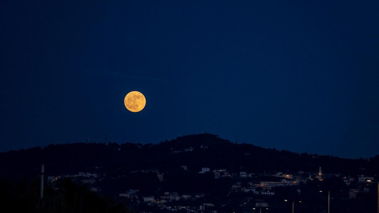 Livorno guarda che luna. Clic da Montenero. Grazie a Emanuele Del Corso
