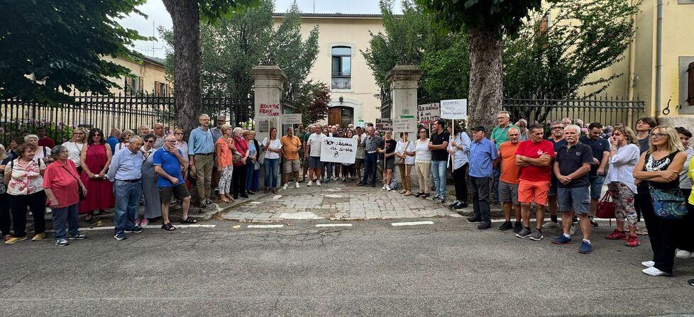 Sanità, 700 in piazza a Fanano contro la riorganizzazione dell’Ausl: «Salvate il 118 dell’Appennino»