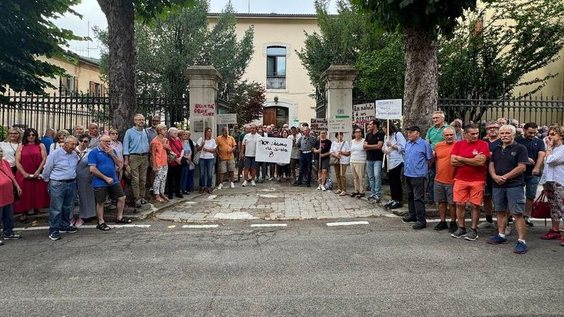 Sanità, 700 in piazza a Fanano contro la riorganizzazione dell’Ausl: «Salvate il 118 dell’Appennino»