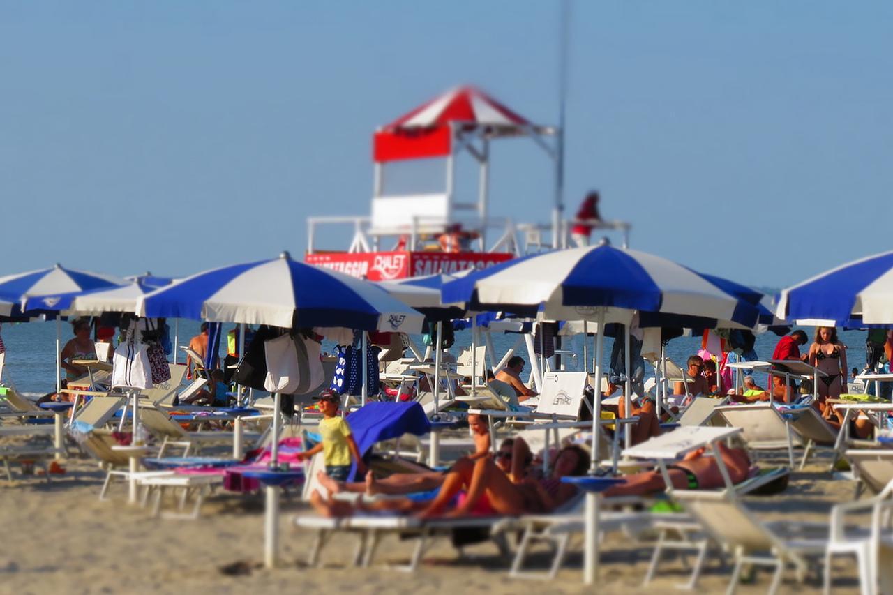 Mancano gli stagionali ai Lidi, il lavoro sommerso prende il sopravvento