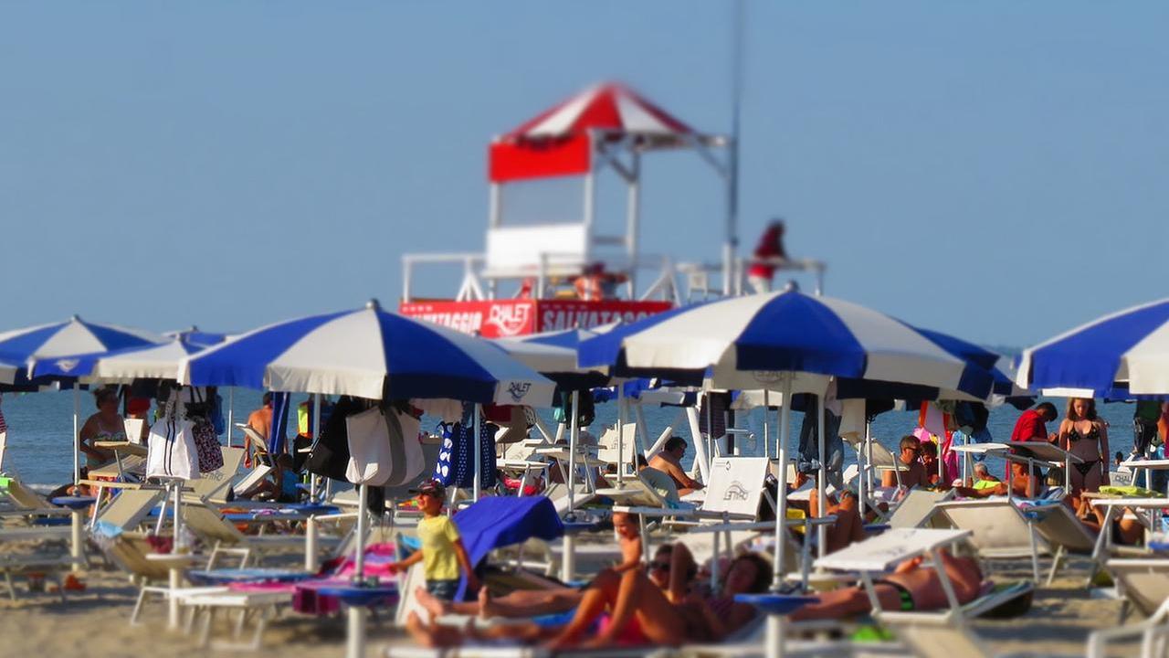 Mancano gli stagionali ai Lidi, il lavoro sommerso prende il sopravvento