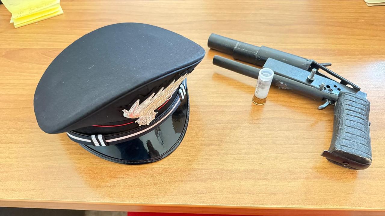 Ventenne in giro con una pistola artigianale nella cintura dei pantaloni: arrestato