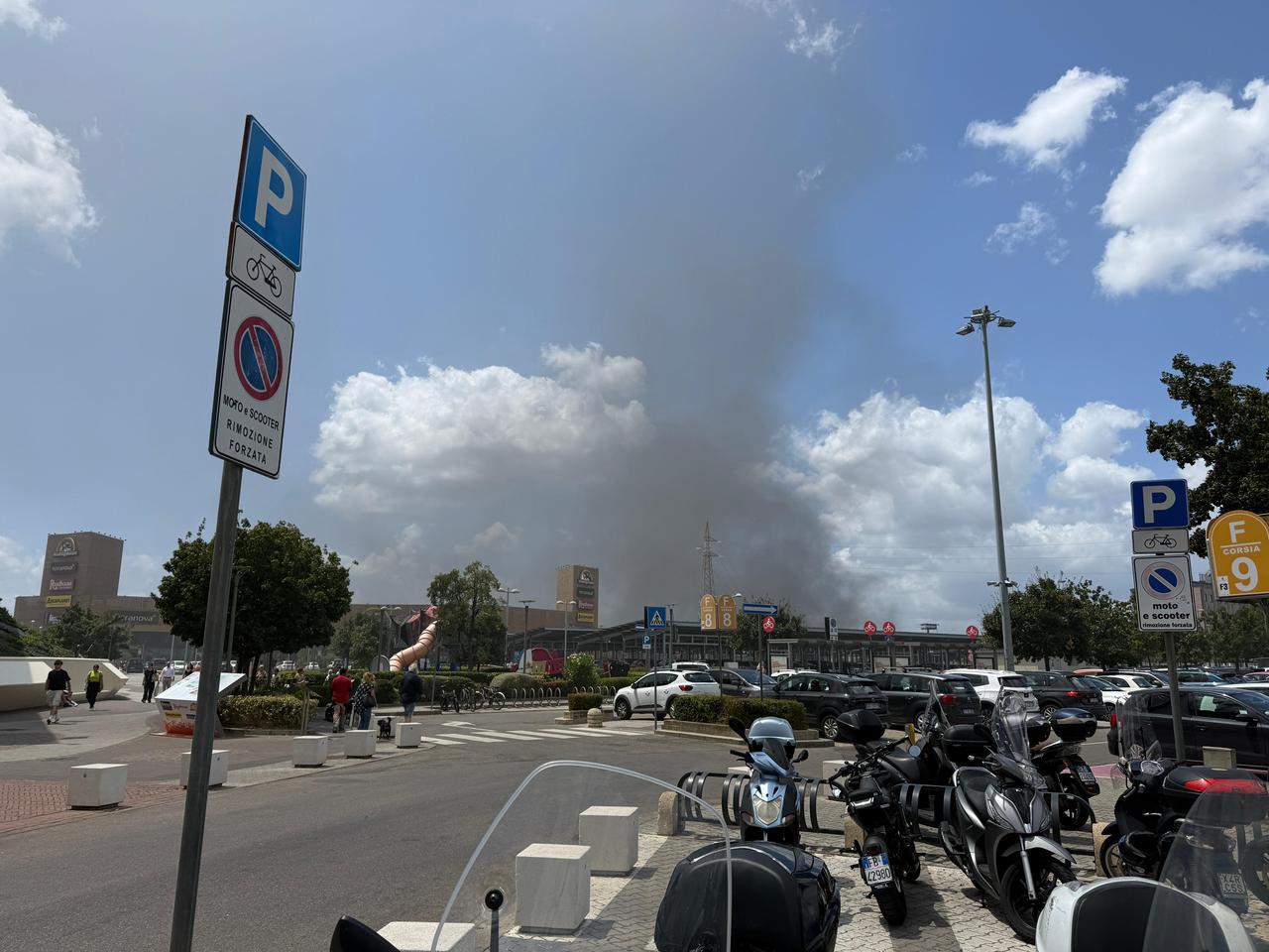 
	L'incendio visto dal parcheggio del centro commerciale

