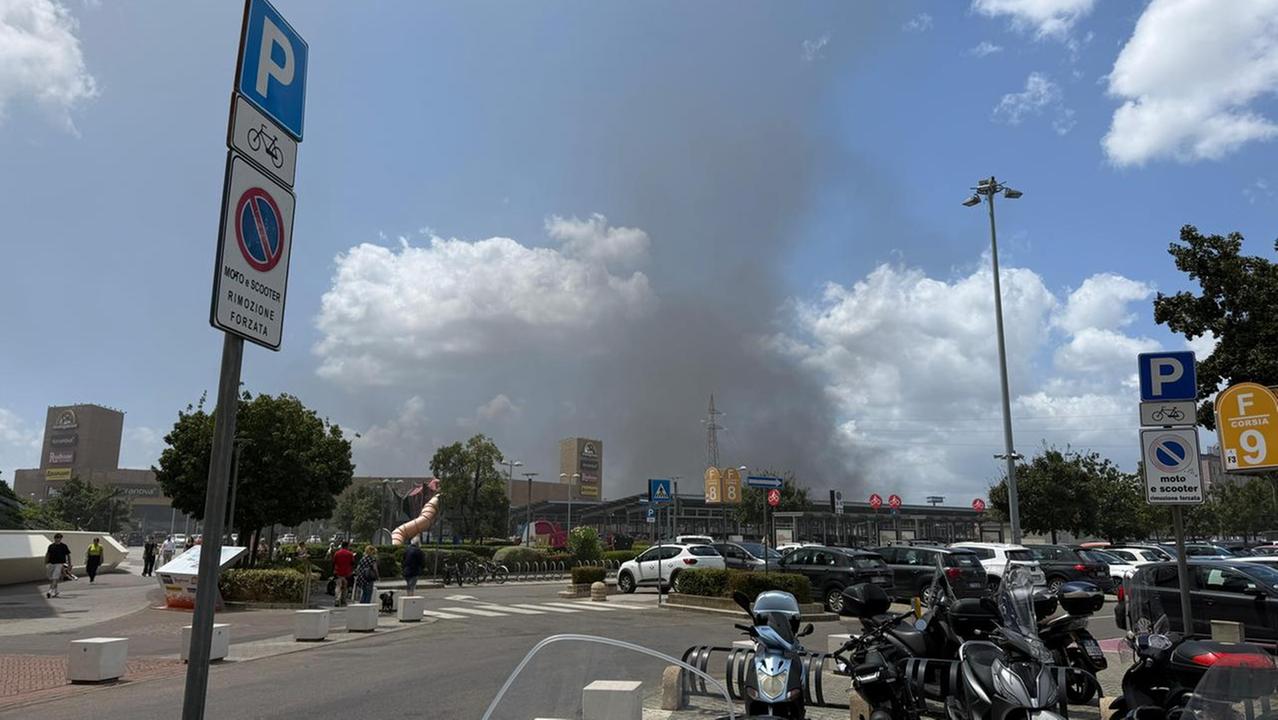 L'incendio visto dal parcheggio del centro commerciale