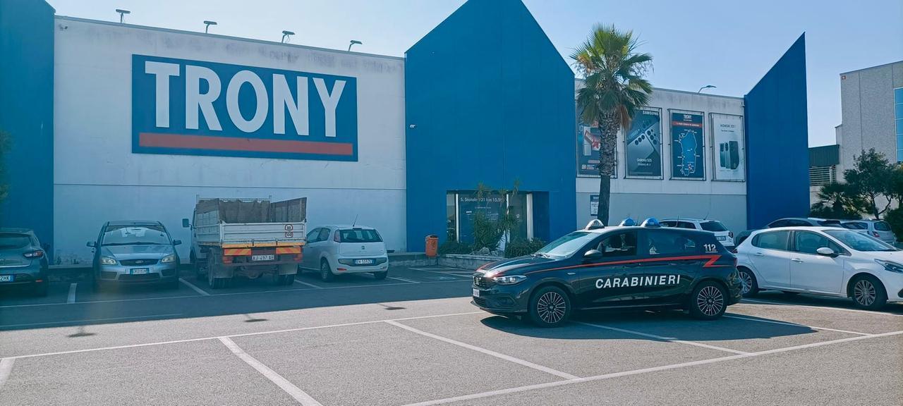 Colpo notturno da Trony: sfondano la porta con un muletto e fanno razzia di cellulari