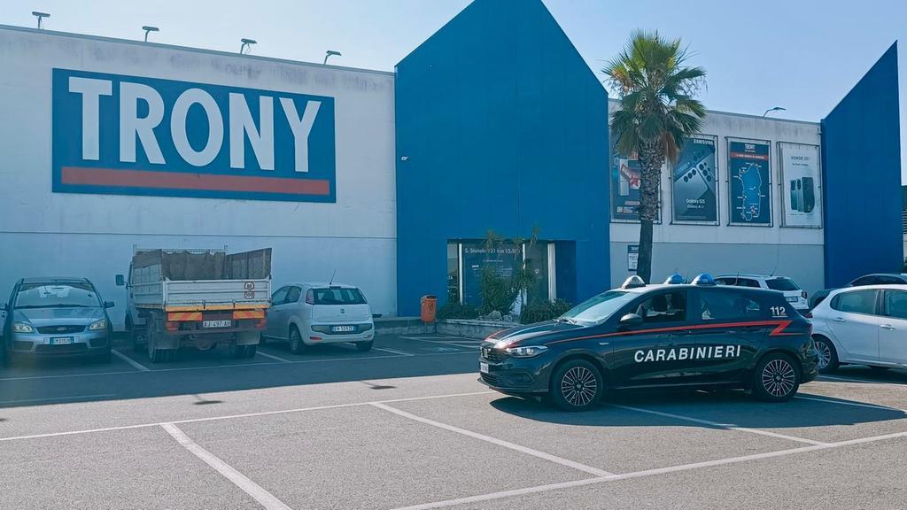 Colpo notturno da Trony: sfondano la porta con un muletto e fanno razzia di cellulari