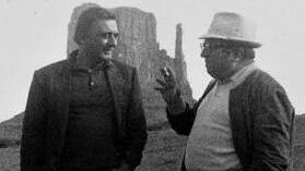 Carlo Simi in compagnia di Sergio Leone sul set di un film